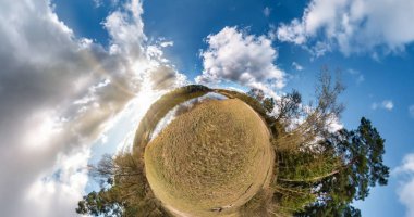 Uzay eğriliği ile küçük gezegen dönüşümü. Küresel hava 360 panorama harika bulutlar ile güneşli yaz aylarında göl kıyısında görüntülemek.