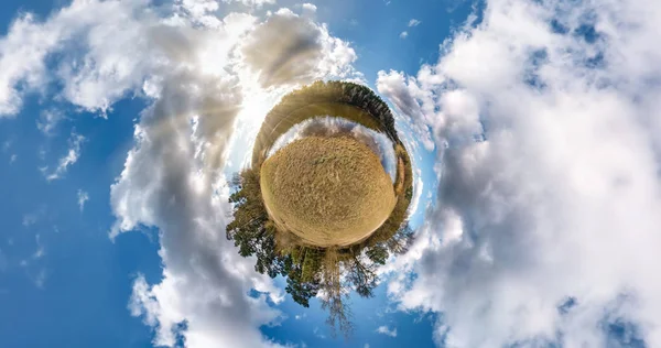 Μικρό πλανήτη μετασχηματισμού καμπυλότητα του χώρου. Σφαιρικό εναέρια 360 πανοραμική θέα στην όχθη της λίμνης στο ηλιόλουστο καλοκαιρινό με φοβερό σύννεφα. — Φωτογραφία Αρχείου