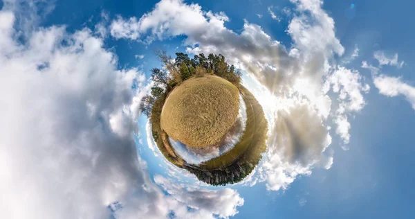 Malá planeta transformace s zakřivení prostoru. Kloubová anténa 360 Prohlédni panorama na břehu jezera v slunném létě úžasné mraky. — Stock fotografie