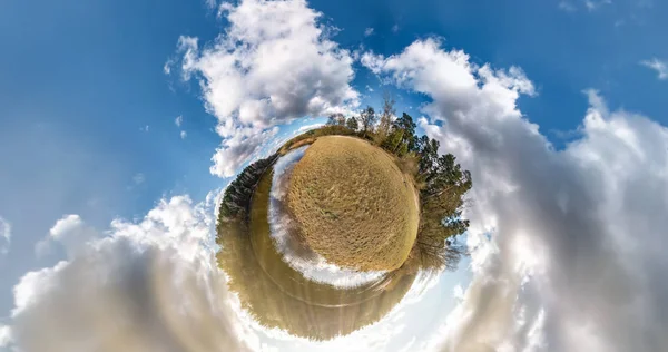 Pequena transformação planetária com curvatura do espaço. Panorama esférico da vista aérea 360 na costa do lago no verão ensolarado com nuvens impressionantes . — Fotografia de Stock