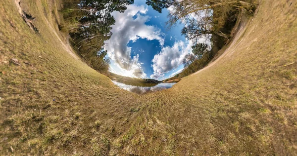 Pequeña transformación planetaria con curvatura del espacio. Panorama aéreo esférico de 360 vistas en la orilla del lago en verano soleado con nubes impresionantes . — Foto de Stock