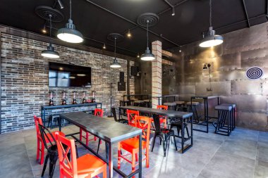 Grodno, Belarus - Mart, 2019: modern pub spor barında kırmızı sandalye ile karanlık çatı tasarım stili ile iç içeride