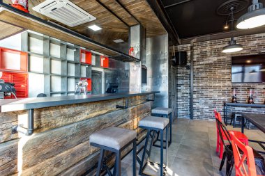 Grodno, Belarus - Mart, 2019: modern pub spor barında kırmızı sandalye ile karanlık çatı tasarım stili ile iç içeride