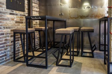 Grodno, Belarus - Mart, 2019: modern pub spor barında kırmızı sandalye ile karanlık çatı tasarım stili ile iç içeride