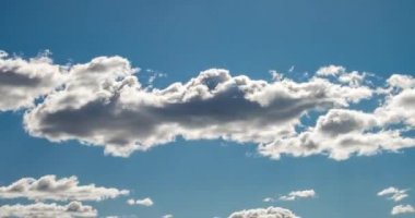 Küçük cumulus bulutları ile Timelapse mavi gökyüzü arka plan. Gün ve iyi rüzgarlı Hava Temizleme 