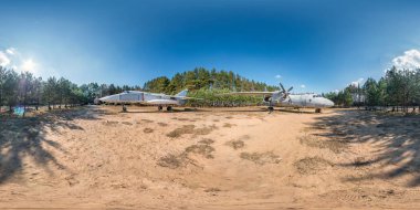 tam küresel HDRI panorama 360 derece görüş açısı orman gerilla kampında equirectangular projeksiyon pinery ormandaki yaşlı askeri nakliye uçakları ve savaş uçak ile. VR Ar içeriği