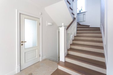 Minsk, Beyaz Rusya - Ocak 2019: ahşap döner merdiven tatil evde parlak iç