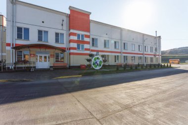 Grodno, Belarus - Ağustos 2017: binanın cephe modern atık geri dönüşüm işleme tesisi. Ayrı çöp toplama. Geri dönüşüm ve atık daha fazla bertarafı için depolama. 