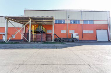 Grodno, Belarus - Ağustos 2017: binanın cephe modern atık geri dönüşüm işleme tesisi. Ayrı çöp toplama. Geri dönüşüm ve atık daha fazla bertarafı için depolama. 