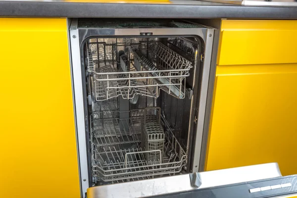 Открытая посудомоечная машина на желтой кухне — стоковое фото