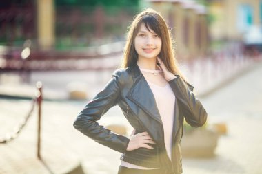 güzel kız genç kentsel sokak arka planda deri ceketli portresi kapatın