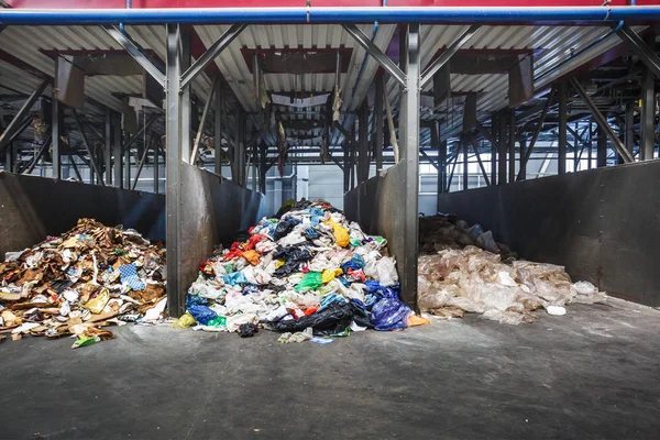 Recogida de basura separada y clasificación de residuos en la planta de tratamiento. Reciclaje separado y almacenamiento de basura para su posterior eliminación. Negocio de clasificación y procesamiento de basura . —  Fotos de Stock