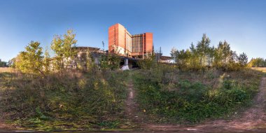 Tam küresel seamless panorama 360 derece açılı görünüş beton yapılar yakınındaki Havaalanı bitmemiş binayı terk etti. eşit aralıklı dikdörtgen eşit uzaklıkta projeksiyon, Vr Ar içerik 360 panorama