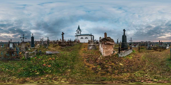 格罗德诺, 白俄罗斯-2018年11月: 全无缝全景360度角在等角球球立方体投影。十字架和小教会360全景在老公墓日落, Vr Ar 内容 — 图库照片