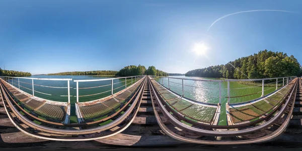 Повна сферична безшовна панорама 360 градусів вигляд на сталеву раму будівництва величезного залізничного мосту через озеро. 360 панорама в еквівалентній еквівалентній проекції, ВР AR-контент — стокове фото