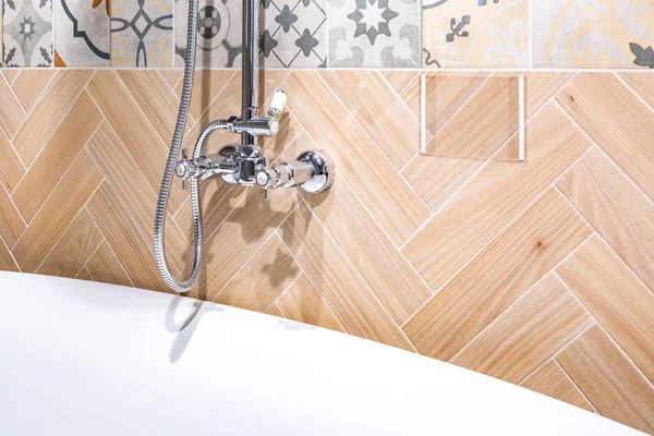 Dettaglio di una cabina doccia angolare con attacco doccia a parete — Foto Stock