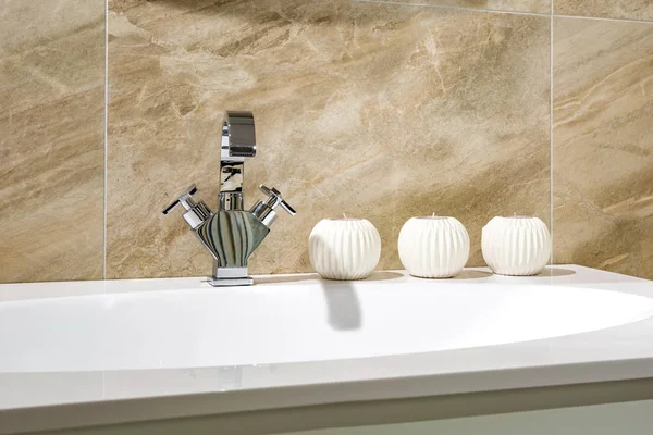 Lavabo rubinetto con rubinetto con candele in costoso bagno soppalco — Foto Stock