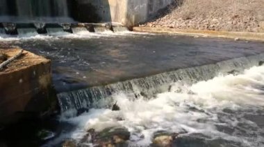 Küçük nehir üzerinde Damm. Ağ Geçidi kilit inşaatı. 
