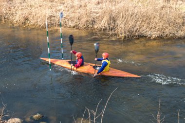 Grodno, Belarus-Nisan, 2019: Kano serbest rekabet hızlı soğuk su nehir şiddetle kürek, zafer ruhu