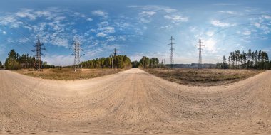 tam Dikişsiz küresel HDRI Panorama 360 derece açı görünüm yakın yüksek voltaj elektrik pilon kuleleri üzerinde çakıl yol Equirectangular projeksiyon, VR ar içerik