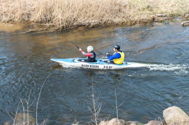 Grodno, Belarus-Nisan, 2019: Kano serbest rekabet hızlı soğuk su nehir şiddetle kürek, zafer ruhu