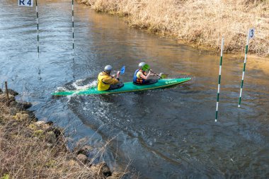 Grodno, Belarus-Nisan, 2019: Kano serbest rekabet hızlı soğuk su nehir şiddetle kürek, zafer ruhu