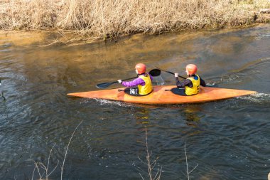 Grodno, Belarus-Nisan, 2019: Kano serbest rekabet hızlı soğuk su nehir şiddetle kürek, zafer ruhu