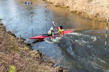 Grodno, Belarus-Nisan, 2019: Kano serbest rekabet hızlı soğuk su nehir şiddetle kürek, zafer ruhu
