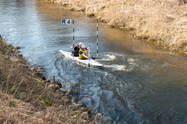 Grodno, Belarus-Nisan, 2019: Kano serbest rekabet hızlı soğuk su nehir şiddetle kürek, zafer ruhu