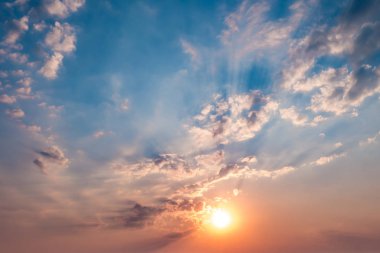 Güneş ayarı ile akşam kabarık kıvırcık Rolling Altocumulus Altostratus bulutlar ile mavi gökyüzü arka plan. İyi rüzgarlı hava
