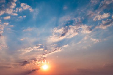 Güneş ayarı ile akşam kabarık kıvırcık Rolling Altocumulus Altostratus bulutlar ile mavi gökyüzü arka plan. İyi rüzgarlı hava