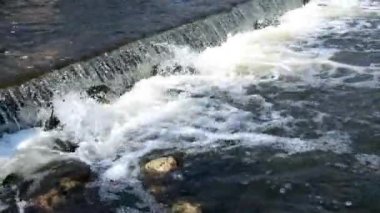 küçük nehir Damm üzerinde şelale. Ağ Geçidi kilit inşaatı.