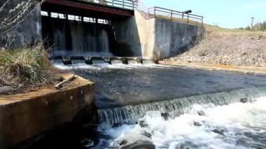 küçük nehir Damm üzerinde şelale. Ağ Geçidi kilit inşaatı.