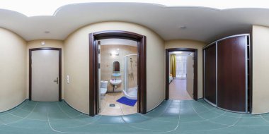 Soligorsk, Belarus-Eylül, 2013: tam kesintisiz küresel panorama 360 derece küçük bir otel koridor odalarında oda ve banyo ile Equirectangular projeksiyon, AR VR içerik