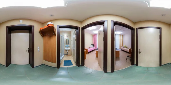 SOLIGORSK, BELARUS - SETEMBRO, 2013: panorama esférico sem emenda completo 360 graus em salas de corredor de pequeno hotel com vista para o quarto e banheiro em projeção equiretangular, conteúdo AR VR — Fotografia de Stock