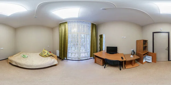 Минск, Белоруссия - ДЕКАБРЬ, 2013 г.: 360 панорамный вид в небольшом отеле "bedroomin", полная панорама под углом 360 градусов в равнопрямоугольной сферической проекции, skybox VR AR — стоковое фото