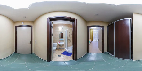 Soligorsk, Weißrussland - September 2013: vollständiges nahtloses sphärisches 360-Grad-Panorama in den Flurzimmern eines kleinen Hotels mit Blick auf Schlafzimmer und Badezimmer in gleicheckiger Projektion, ar vr Inhalt — Stockfoto