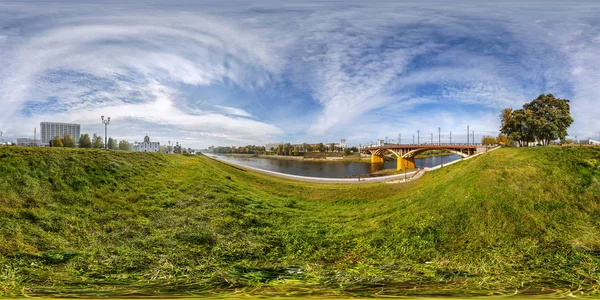 Vollständige nahtlose kugelförmige Rundumblick 360 Grad Blickwinkel am Ufer des breiten Flusses vor der Brücke im Stadtzentrum. 360-Grad-Panorama in gleicheckiger Projektion, bereit für Virtual-Reality-Inhalte — Stockfoto