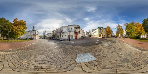 Vitebsk, Vitryssland - oktober 2018: Full sömlösa panorama 360 grader vinkel syn på bilfria gatan platsen för gamla turiststad i ekvirektangulär projektion. redo för Vr Ar Virtual reality innehåll — Stockfoto