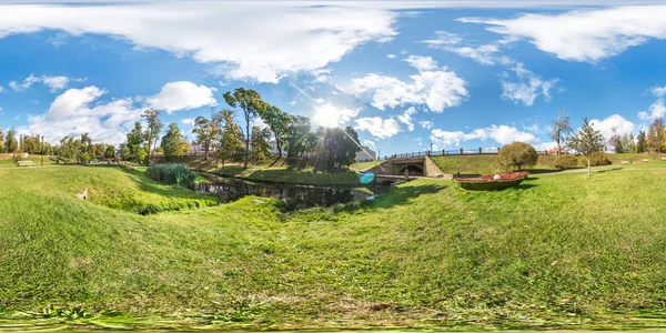 Panorama esférico sem emenda completo 360 por 180 graus vista de ângulo na margem do pequeno rio com ponte no parque da cidade no dia de verão em projeção equiretangular, AR VR conteúdo de realidade virtual — Fotografia de Stock