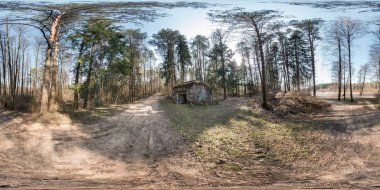 tam Dikişsiz küresel HDRI Panorama 360 derece açı görünümü taş yakın yıkılmış askeri Bunker bina çam ormanında Equirectangular projeksiyon, hazır ar VR sanal gerçeklik içeriği