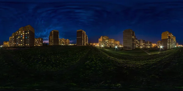 Pieno hdri sferico senza soluzione di continuità panorama notturno 360 gradi angolo vista luce in finestre di multipiano area edificabile di sviluppo urbano quartiere residenziale in proiezione equirettangolare, AR VR contenuto — Foto Stock