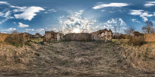 Panorama de hdri esférico sem costura completo 360 graus vista de ângulo dentro de pedra abandonada edifício de fazenda em ruínas em projeção equiretangular, pronto AR VR conteúdo de realidade virtual — Fotografia de Stock