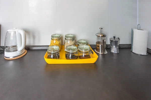 Стеклянные стильные винтажные банки с различными продуктами питания и чайник в Int — стоковое фото
