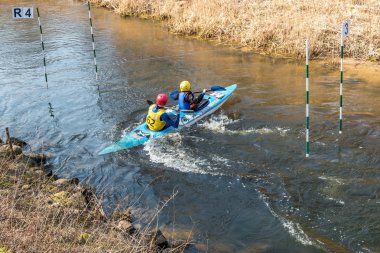 Grodno, Belarus-Nisan, 2019: Kano serbest rekabet hızlı soğuk su nehir şiddetle kürek, zafer ruhu