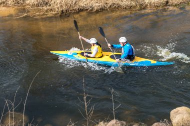 Grodno, Belarus-Nisan, 2019: Kano serbest rekabet hızlı soğuk su nehir şiddetle kürek, zafer ruhu