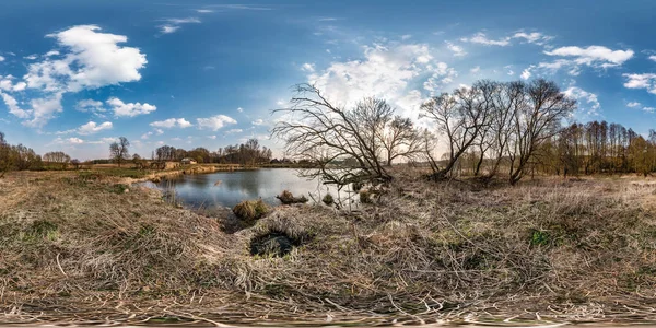 Πλήρη χωρίς συγκόλληση σφαιρικό πανόραμα 360 μοίρες θέα γωνία στην όχθη της λίμνης στο χωριό το βράδυ με όμορφα σύννεφα σε ισοορθογώνια προβολή, έτοιμο VR AR περιεχόμενο εικονικής πραγματικότητας — Φωτογραφία Αρχείου