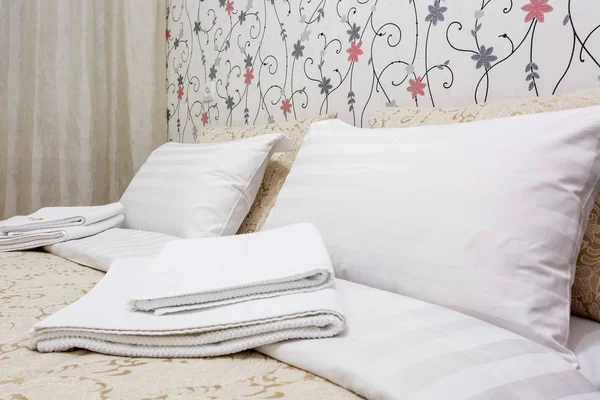 Διπλό κρεβάτι με τα μαξιλάρια στο εσωτερικό του μοντέρνα κρεβατοκάμαρα σε σοφίτα διαμέρισμα στο ελαφρύ χρώμα ύφος της ακριβά διαμερίσματα — Φωτογραφία Αρχείου