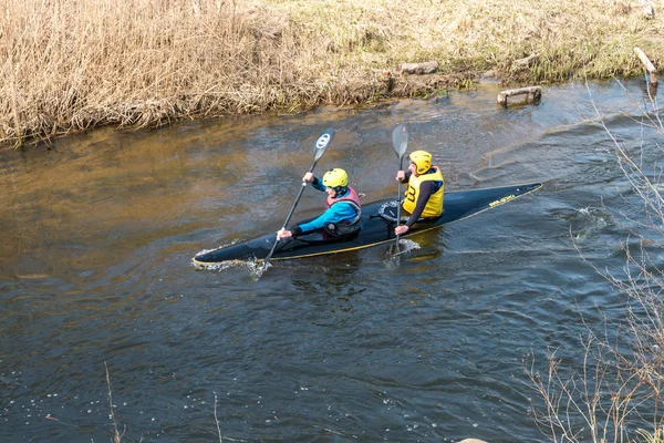 Grodno, Belarus-Nisan, 2019: Kano serbest rekabet hızlı soğuk su nehir şiddetle kürek, zafer ruhu