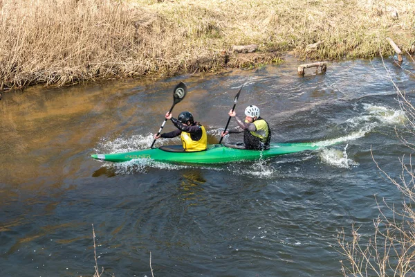Grodno, Belarus-Nisan, 2019: Kano serbest rekabet hızlı soğuk su nehir şiddetle kürek, zafer ruhu